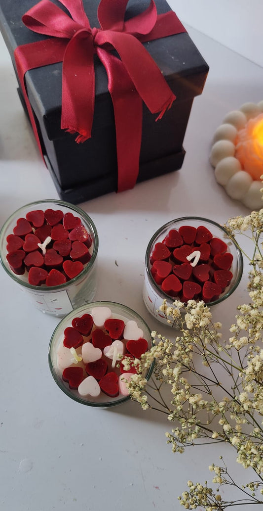 "Scented candle with hearts mekts"