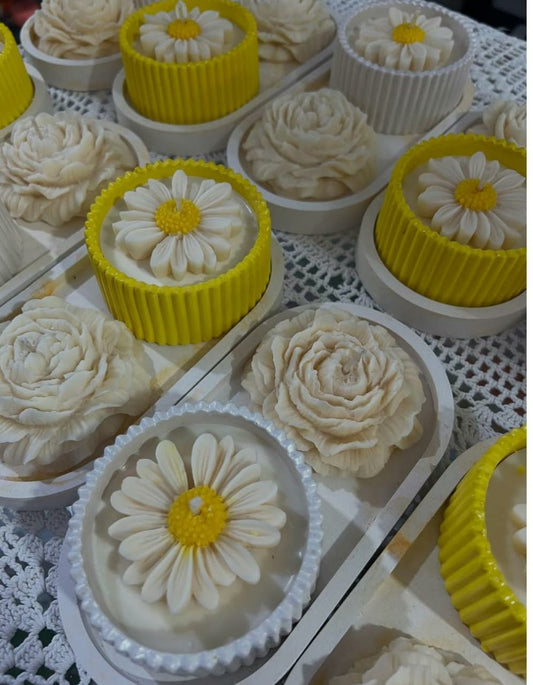 "Daisy & Rose Bloom Candle – Handcrafted Floral Design"