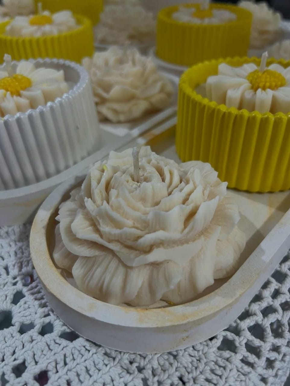 "Daisy & Rose Bloom Candle – Handcrafted Floral Design"