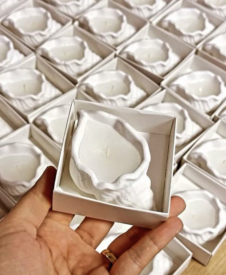 Pearl shell candle with gift pack
