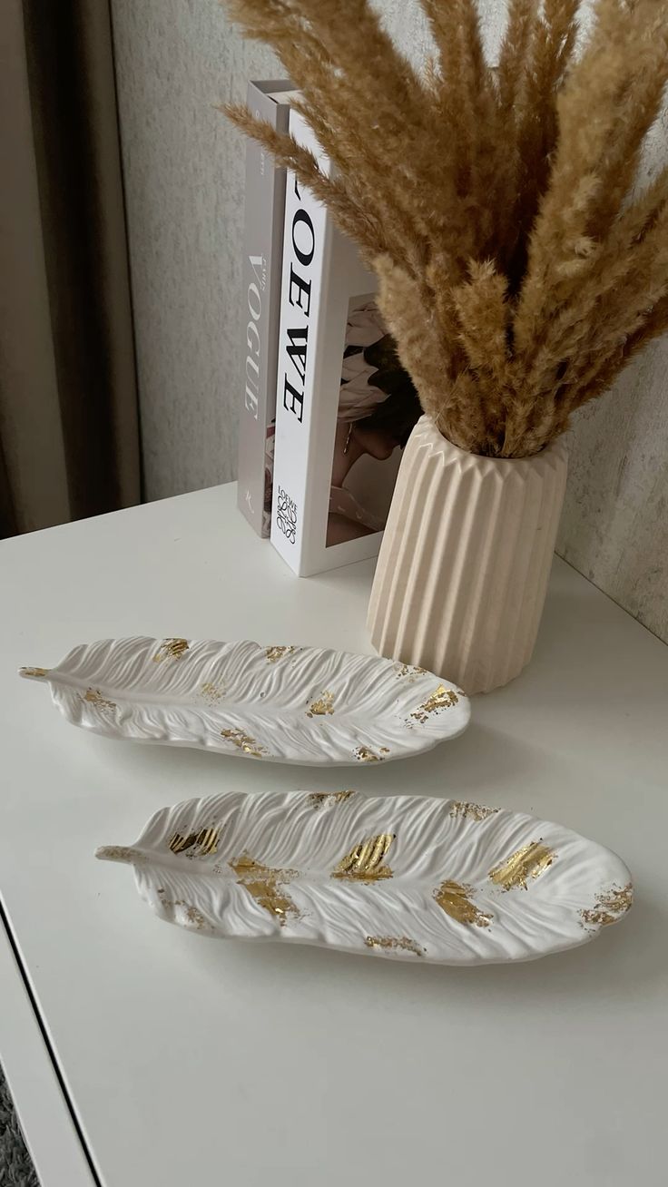 Ceramic Feather Tray – Elegant Decorative Accent
