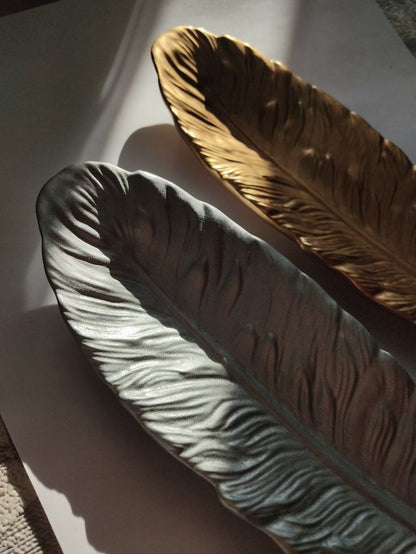 Ceramic Feather Tray – Elegant Decorative Accent