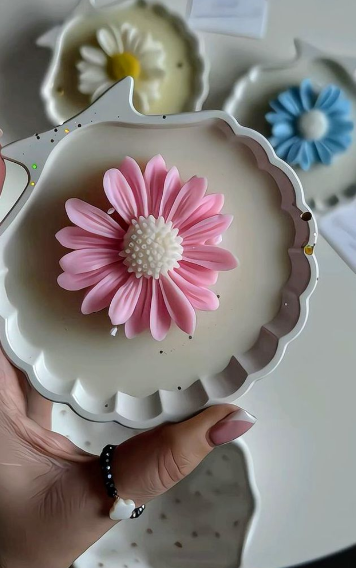 Shell Dish with daisy candle