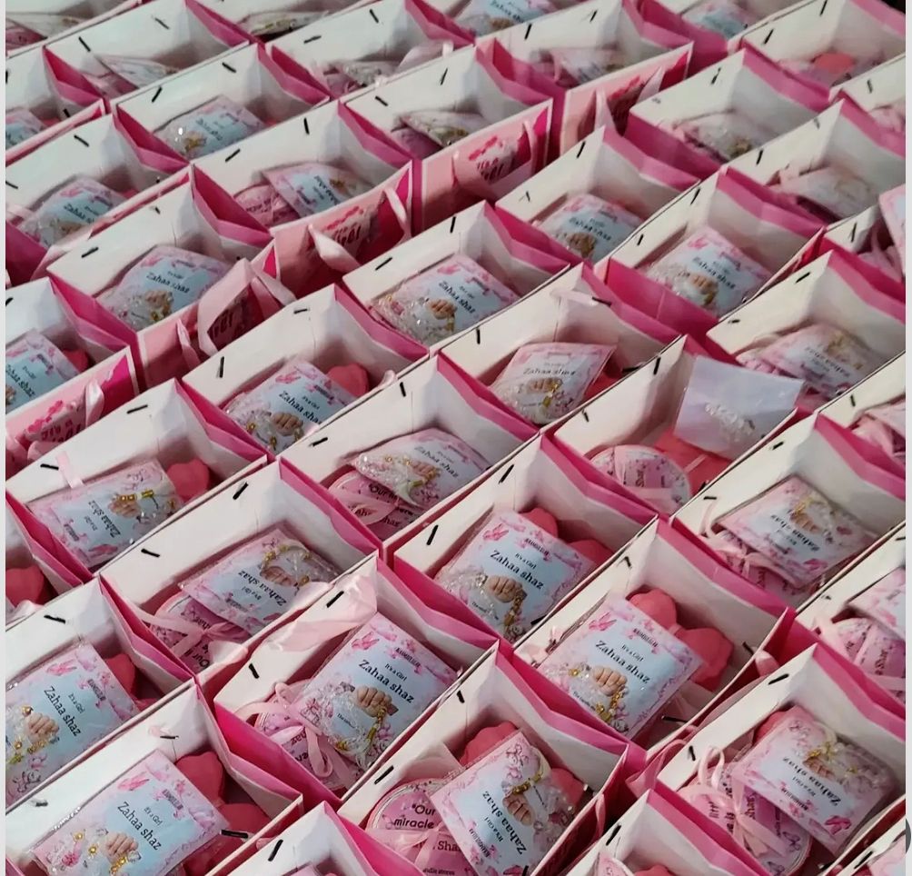 Baby announcement gift hamper