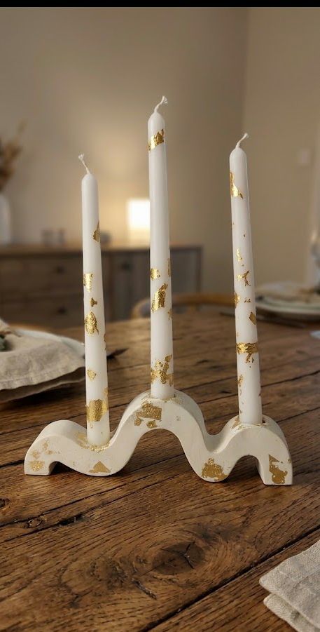 Wavy holder with pillar candles