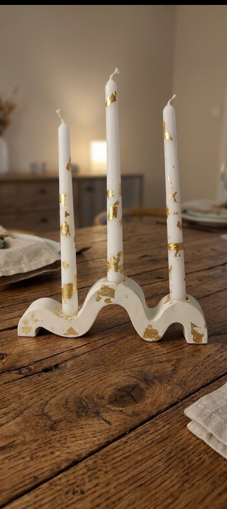 Wavy holder with pillar candles