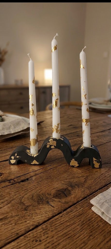 Wavy holder with pillar candles