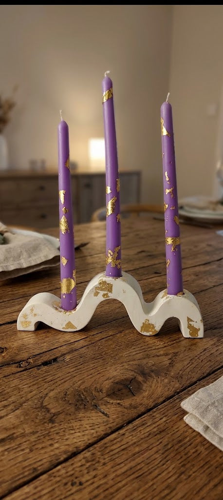 Wavy holder with pillar candles